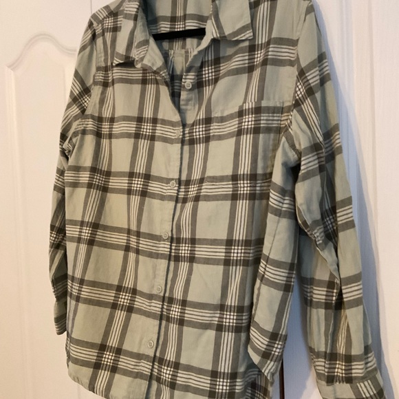 Flannel green shirt with buttons. - Picture 3 of 4